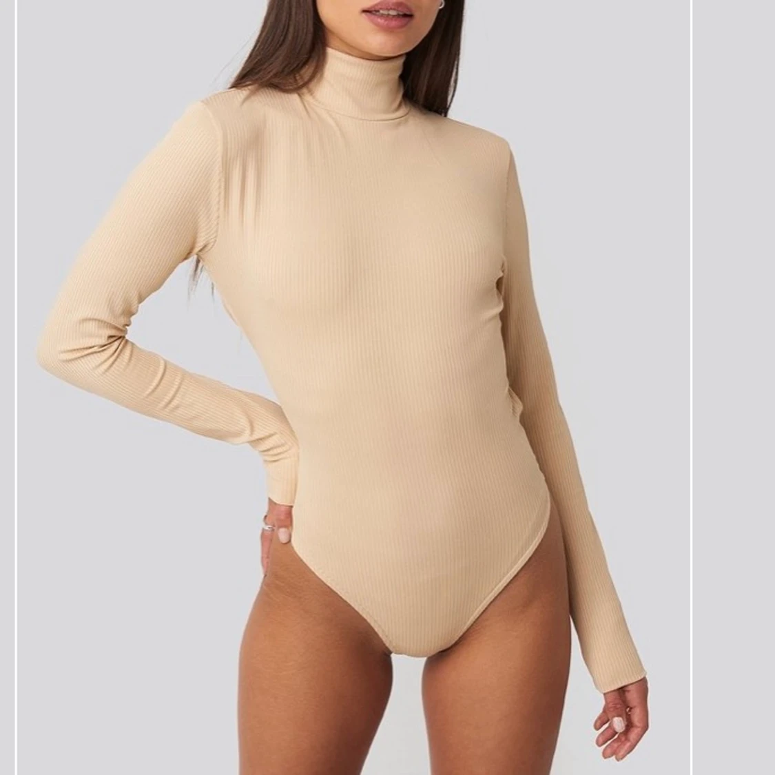 Beige body med öppen rygg - 90