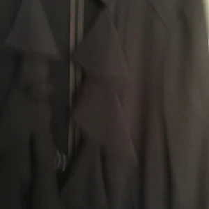 Dräkt, kjol/kavaj - Brun dräkt, knäkort kjol med ”volang” på både kjol o kavaj. Fint skick. 