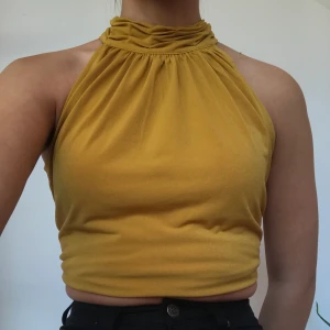 Linne - Otroligt vackert linne. Uppvikt på bilderna. Efterfrågad modell. Fin senapsgul färg. Går att klä både upp och ner. Passar xs-liten m. Frakt tillkommer