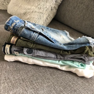 Knappt använda jeansshorts säljes ⭐️ -  •Alla är i storlek S •Från märken: Gu3ss, Zara, Abercrombie...(självklart äkta) •Jättebra skick så inget att anmärka på •Pris: 200 kr för alla 5 🧺Tvättade efter användning 🚫Djurfritt och rökfritt hem 📬Kan skickas mot fraktkostnad