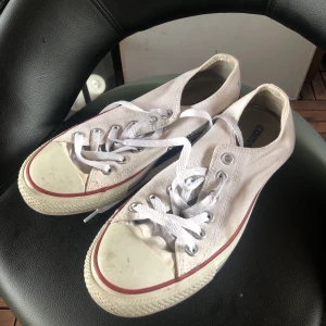 Converse - Vita converse som är min syrras gamla men hon använder inte de💞 De är köpta i USA för länge sedan! Kan mötas upp i Sthlm och kan frakta men köpare står för frakten 😘