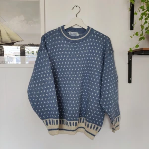 Retro stickad tröja - Jättefin blå oversized tröja med vita detaljer. Liten fläck på mudden men inget som stör. 30% ull 70% akryl. Frakt på 66 kr tillkommer. Högsta bud: 300 AUKTION AVSLUTAD. Hör inte vinnaren av sig under kommande 24 h går det vidare till nästa bjudande.