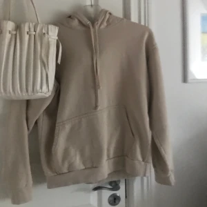 Beige hoodie strl S - Passar S, gammal men nästan helt oanvänd. Fint skick
