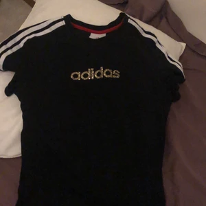 Adidas tröja - Säljer denna snygga adidaströja