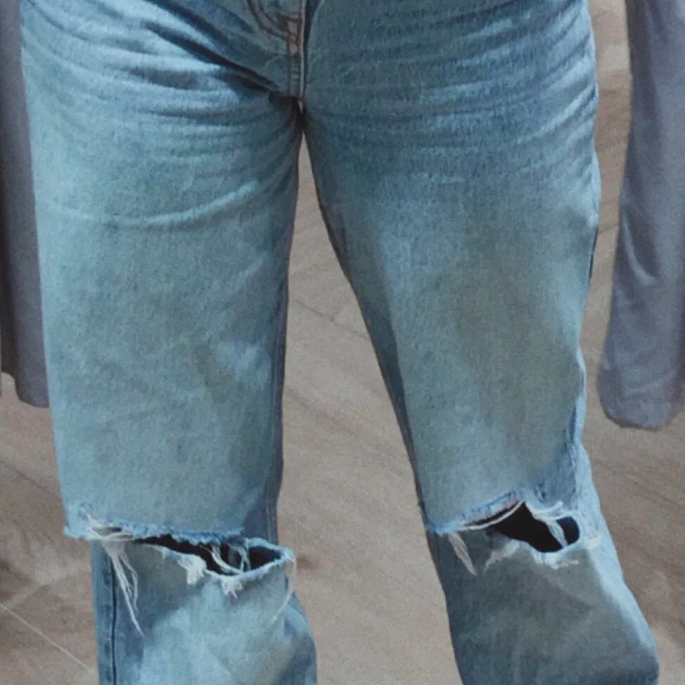 💜Svin snygga vida jeans med hål i knäna likande gina byxorna🤍slutasålda! Buda ifrån 300kr ink frakt 🧚🏼. Jeans & Byxor.