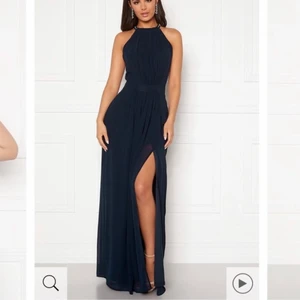 Balklänning - Säljer en marinblå balklänning från bubbleroom som endast är testad pågrund av att våran bal blev inställd. Även prislapparna sitter kvar. Är lagom längd på mig som är cirka 175💖 köparen står för frakt. Nypris 900.