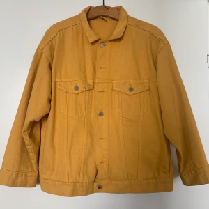 Gul jeansjacka  - Gul jeansjacka med snygg oversize passform! Passar bra till höst och vår :) 