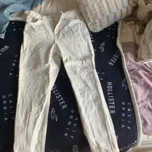 Vita mom jeans från topshop. Det är storlek w26, L28. Jag säljer då de är förstora för mig i midjan. De är i fint skick och ser oanvända ut.