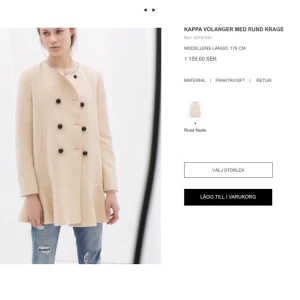 Zara kappa med volang - kappa med volang från zara. Helt ny och aldrig använd vilket syns på bild då prislapp fortfarande sitter kvar.  Storlek L. Ny pris 1159kr.   Köparen står för frakt!!!
