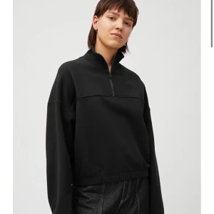 weekday-tröja - Svart zip up tröja i fleece material från Weekday, säljer pga att den har blivit för liten för mig. Frakt tillkommer 🦋