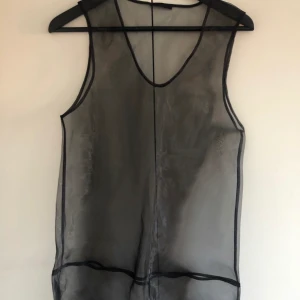 Mesh genomskinlig topp linne - Linne i mesh / genomskinligt tyg 