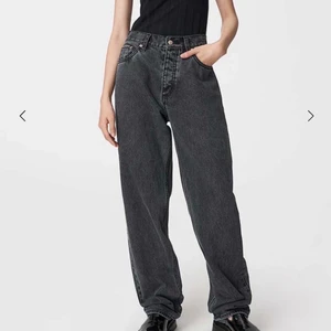 Gråa Eytys Jeans  - Säljer mina skit snygga jeans från eytys i storlek 24, helt oanvända. Säljer pga att dem är lite förstora. De är avklippta längst ner men dem är fortfarande väldigt långa på mig som är   163. Original pris är 2200 men säljer för 500kr, buda i kommentarerna😃😃 