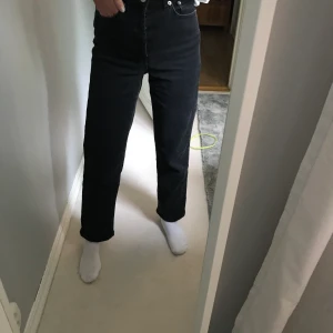 Storlek 32 - Ett par svin snygga jeans ifrån Nakd i storlek 32. Säljer pga av att jag tycker dom är lite för korta för mig jag är 1,64 ungefär❤️ hör av er om ni är intresserade!🥰❤️😙 pris kan diskuteras