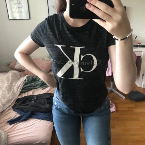 Calvin Klein t-shirt - Aldrig använd, bra skick, allt kommer alltid nytvättat och strykt vid behov