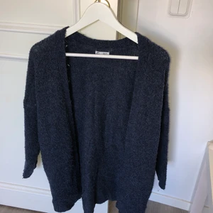 Stickad kofta - Mörkblå stickad kofta från Cubus i strl 134/140. Oversize modell så funkar på S/M också. Bra skick