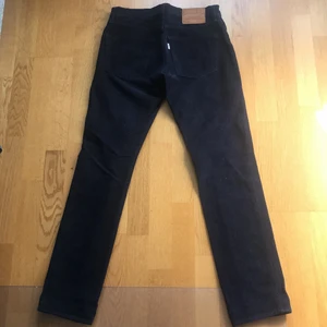 Levis manchester byxor, 511 storlek 30, 32 - Byxorna är knappt använda. Passformen är hyfsat tajt runt midjan och pösiga ner till.