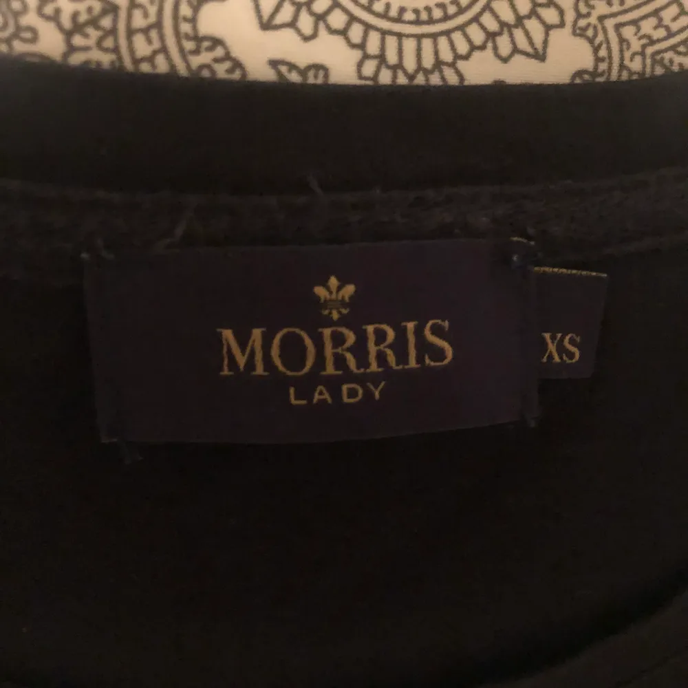 Säljer min Morris t-shirt som inte längre kommer till användning. Den ser svart ut på bild men är väldigt mörkblå. Mycket fint skick och ser knappt använd ut. Pris går att diskuteras, köpare står för frakt (betalning via swish)😊💕. T-shirts.