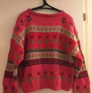 this is a handmade sweater in maybe 80's, I bought it in a vintage store.
The material is shown in one of the pictures
The garment is in wonderful condition!
It's very suitable for wearing oversized outfit;)