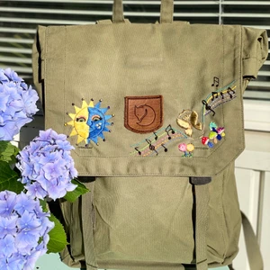 Fjällräven ryggsäck 🎒  - Hej! Jag säljer min jättefin ryggsäck, Fjällräven. ( 15 Tum ) Ny och handbroderad - handmade 🦋🌞✨ 1200kr + frakt ( 79kr ) 