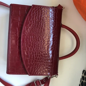 Röd väska - Röd handväska köpt för ett år sedan ungefär:)💕 med tillkommer ett axelband