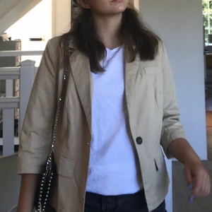 Beige kavaj jacka  -  Beige kavaj jacka köpt second hand. Den är i fint skick och lite tjockare material inuti för lite värme. Frakt tillkommer💕