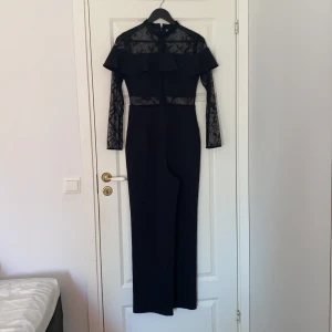 Jumpsuit - Säljer en svart jumpsuit i storleken 38 från Topshop. Endast provad. 