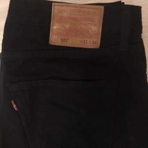 Säljer ett par nästan oanvända Levis 501or jeans, strlk 31-34. Köper står för frakten. Köpta för 1000kr.