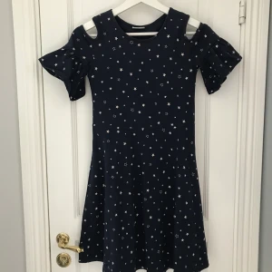 Klänning  - Mörkblåa klänning med stjärnor 