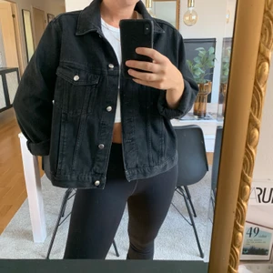 Jeansjacka  - Säljer denna fina svarta jeansjacka från H&M i storlek L, sitter lite oversize på mig som har storlek S. Knappt använd! 