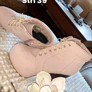 Fin skor - Säljer mina Liknande Jeffrey campbell skor då jag inte använder höga skor längre. Dem är i super fint skick!