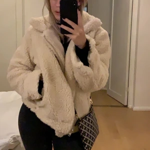 BOOHOO teddy jacka - Säljer denna snygga jacka från BooHoo, använd 1 gång och i väldigt fint skick. Köpte för ett bra tag sen och då kosta de runt 500kr. Köparen står för frakten vilket är 50kr 🥰💞