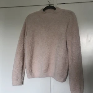 Baby rosa fluffig trörja - Såå söt baby rosa tröja. 158-164 motsvara S-M och den är strechig🌸 150kr+frakt