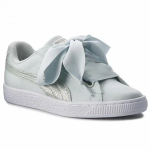 Puma basket skor - Puma basket ljusblåa sneakers. I fint skick med breda skosnören och en glittrig remsa längst med! Nypris: 1000. Stl: 38