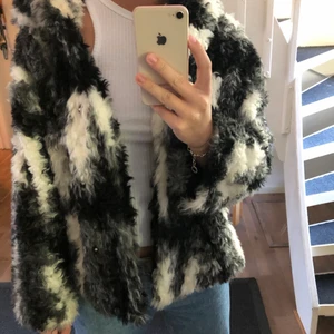 Fluffig jacka - Säljer en jättesnygg jacka i ”fårpäls” från zara. Storlek M men passar S samt L.