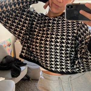 Tröja  - Super fin oversized tröja i detta fina mönster 🥰 