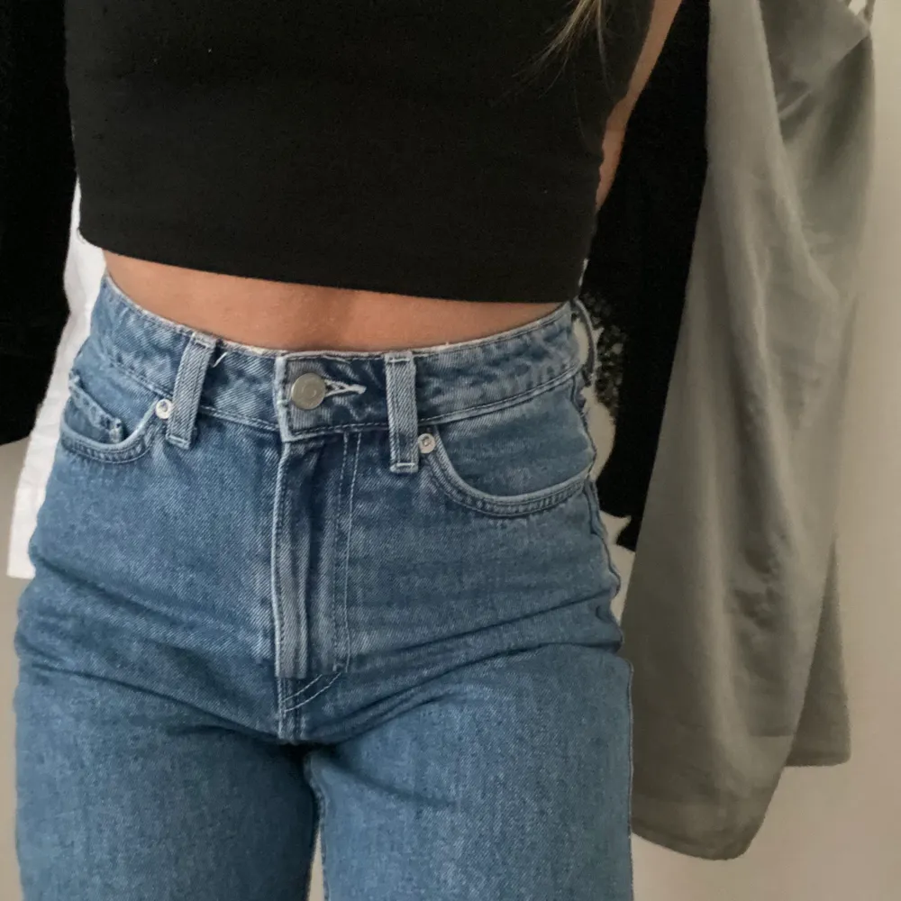 Tänkte göra en intressekoll på dessa skitsnygga raka jeansen från Weekday i modellen row och färgen sky blue. I storlek 24/30. Frakt tillkommer på 60-80kr ungefär 🦋 buda i kommentarerna eller från 250kr ✨  . Jeans & Byxor.