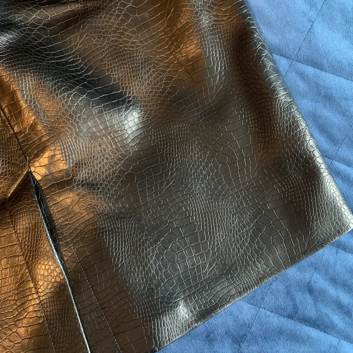 Läderkjol med slits och fickor  - 91