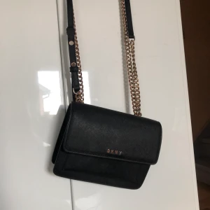 DKNY shoulder & crossbody bag - Mycket fint skick! De bara att höra av sig för mer bilder! Buda från 399kr! Skickas mot frakt eller så kan vi mötas i Stockholm någonstans!
