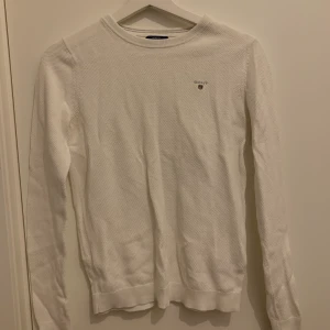 GANT tröja - Säljer denna vita stickade GANT tröja. Väldigt bra kvalitet och knappt använd. Storlek S men passar även mig M, beroende på hur man vill att den ska sitta. Ganska stretchig så passar de flesta. Säljer för 300kr eller 500 för både denna & den blåa.
