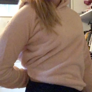 Mjuk tjock hoodie - Jätteskön och varm hoodie!! Perfekt att gosa ner sig i nu när det blir kallare 🥰 ljusrosa färg, köpt på Gina. Köparen står för frakt, kan mötas i Lund 💕