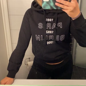 Svart hoodie strl xs - En svart hoodie med tryck från Gina. Knappt använd. Skriv för intresse! 
