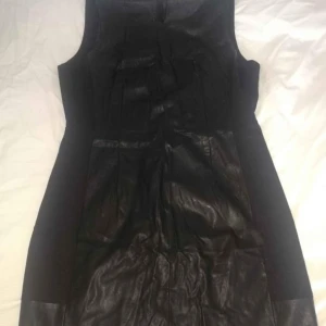 Klänningar  - Klänning 1 = svart "läder" klänning. STORLEK 42              Klänning 2 = svart strap klänning. Spets detaljer. STORLEK 14.                                                        Klänning 3 = fake jeans klänning. STORLEK M