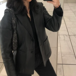 Skinnjacka! - Vintage skinnjacka, påminner om en kavaj och är i äkta skinn😇 Kommer tyvärr inte till användning längre!