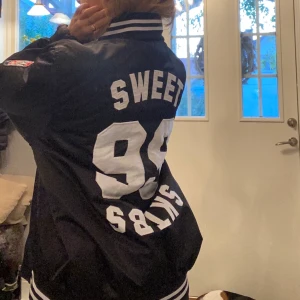 VARSITY JACKA - Lägger upp den här igen för oseriösa budare, skitsnygg varsity/college jacka från ett bra märke! Tar gärna emot bud i kommentarerna👇 Den är stl L men sitter riktigt nice och oversized på mig som S! Funkar både för killar och tjejer☺️ köpare står för frakt