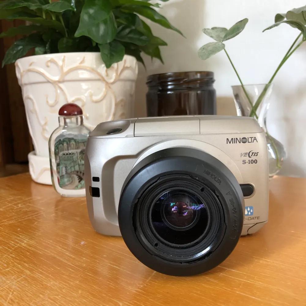 Analog kamera! ”Minolta vetis S-100” jag köpte den i en diverselåda på auktion med andra kameror! Vet ej om den fungerar (därav priset) men de andra 3 kamerorna i diverselådan fungerade. Hör av dig vid frågor eller intresse🥰. Övrigt.