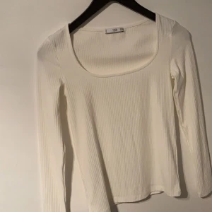 Topp - Säljer denna sjukt snygga topp!!! HELT NY! Endast testad