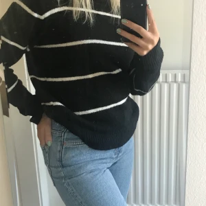 Stickad tröja från Nakd  - Skön stickad tröja från nakd, strl XXS men den är stor i storleken så skulle säga att den passar XS/S också!!Endast använd fåtal gånger❤️
