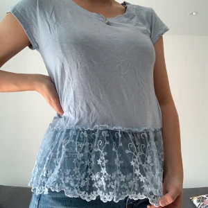 Blus - Blå blus med spets i storlek S. 🥰 100 kronor plus frakt