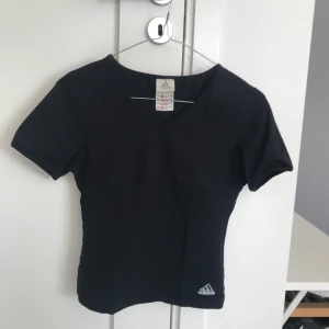 Adidas träningströja  - Svart träningstshirt från adidas i storlek xs/s. Pris 50kr+frakt