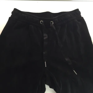 Velour mjukisbyxor - De populära velour mjukisarna från Gina i svart🥰